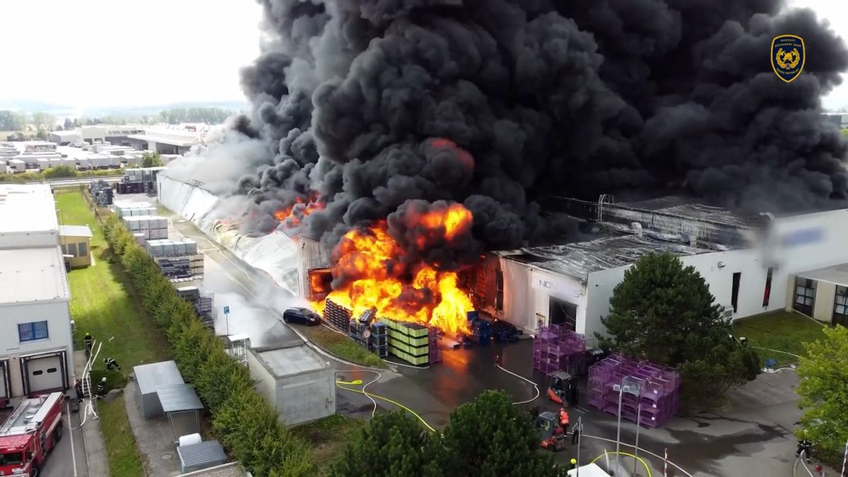 Hasiči dohašovali požár haly v Žebráku, škoda je 1,8 miliardy